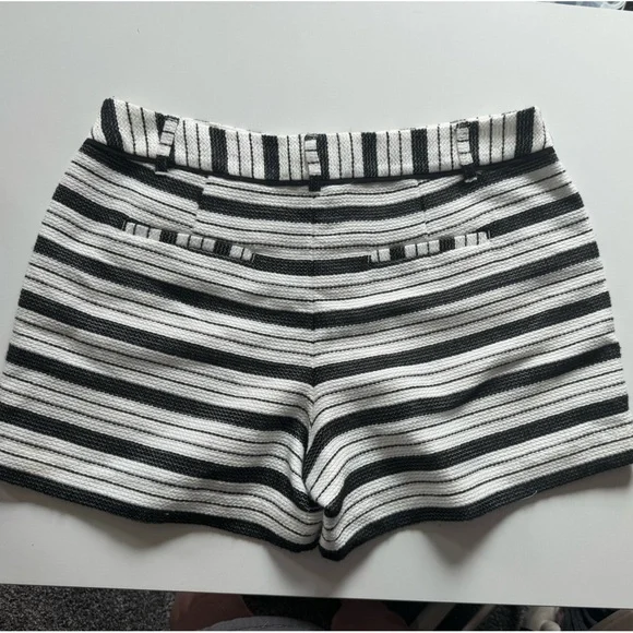 Shorts by ELLE. Size 10 - Picture 4 of 5